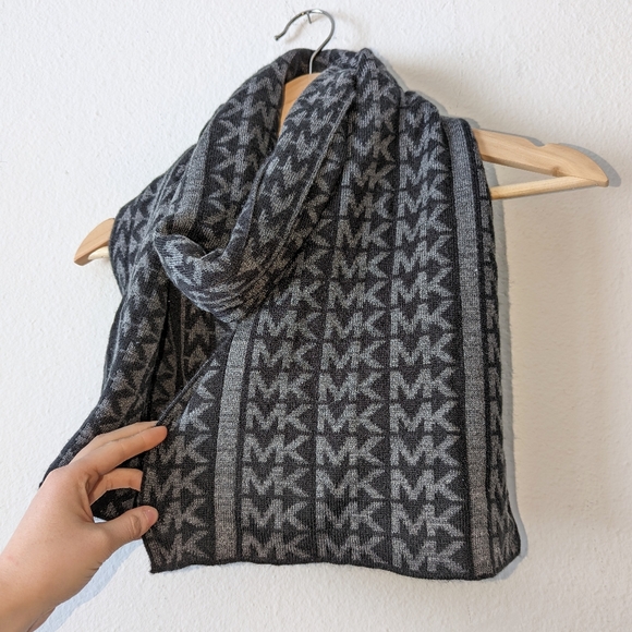 Micheal Kors Black Gray Wrap Logo Scarf - Picture 2 of 5
